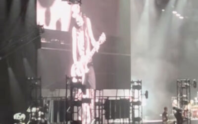Deryck Whibley joue la Gibson Les Paul Custom de Steve Jones pour le dernier concert européen de la carrière de Sum