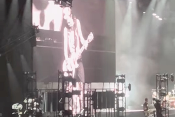 Deryck Whibley joue la Gibson Les Paul Custom de Steve Jones pour le dernier concert européen de la carrière de Sum