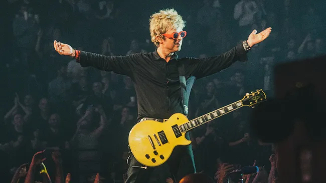 Billie Joe Armstrong using Sex Pistols’Steve Jones Les Paul guitar – Guitar World