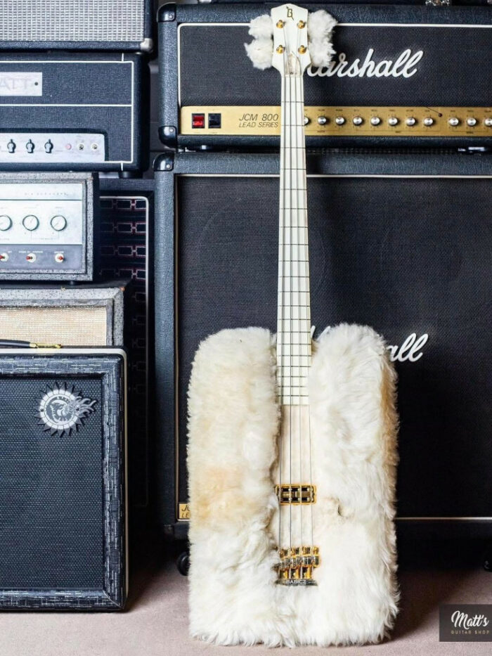 bajo de piel de Dusty Hill