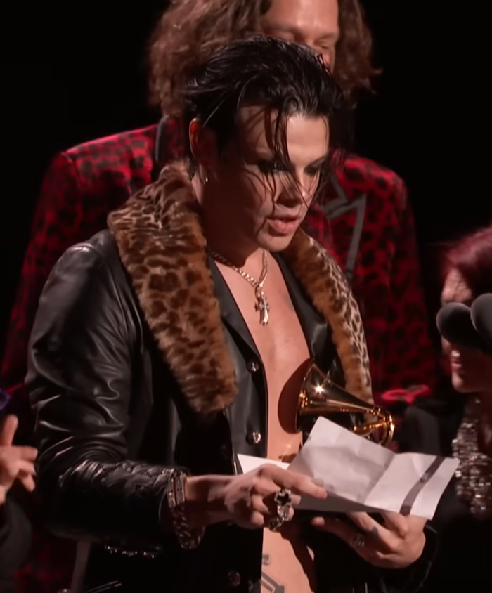Un emotivo homenaje con Sharon Osbourne – Yungblud en los Grammy Awards 2026