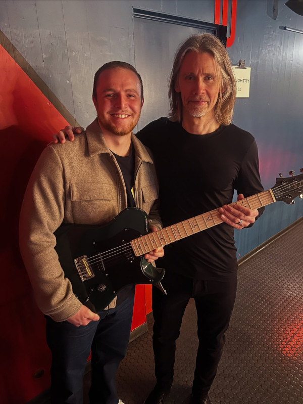 Myles Kennedy van Alter Bridge met zijn PRS Signature elektrische gitaar