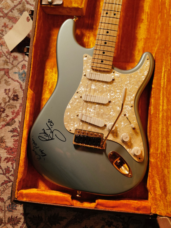 Fender Masterbuilt Stratocaster en finition Ice Blue Metallic