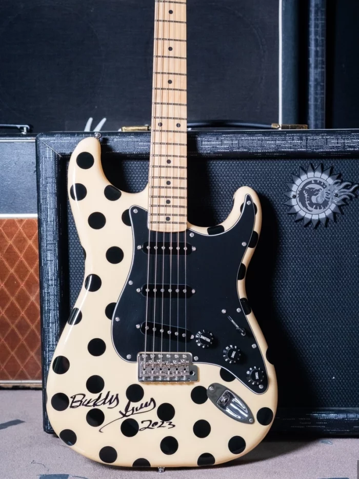 Fender Stratocaster white (signed by Buddy Guy)